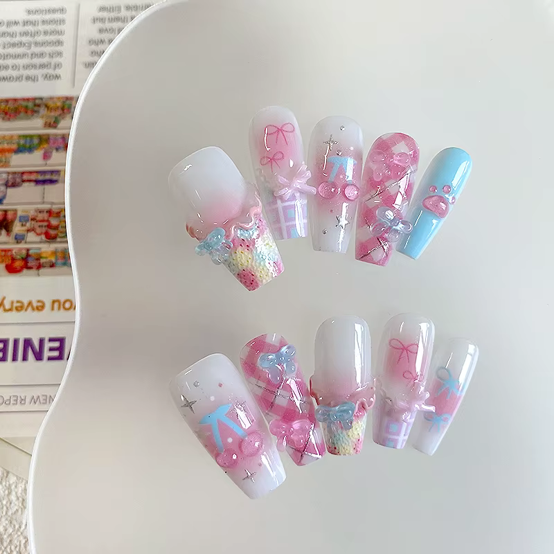 Nail art en forme de cercueil fait à la main, beaux faux ongles, art d'ongle ludique rose blanc bleu