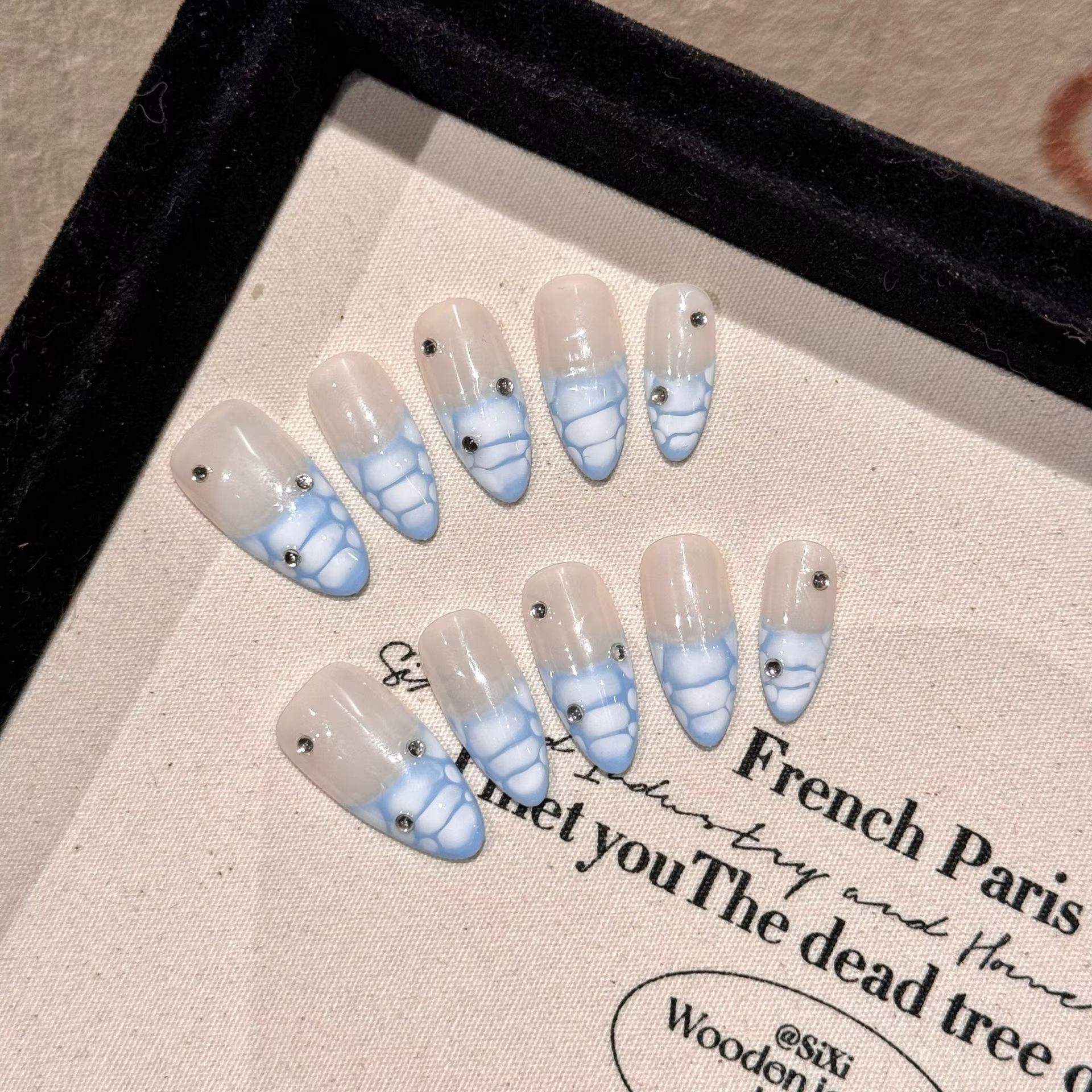 Presse à la main sur les ongles ours mignon faux ongles 3D fraise conception doux jaune français fau