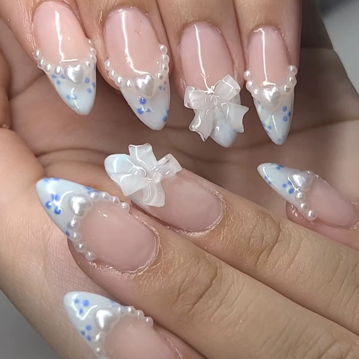Lot de 24 faux ongles amande français marron mi-longs à presser, avec pois blancs, nœud 3D et perles