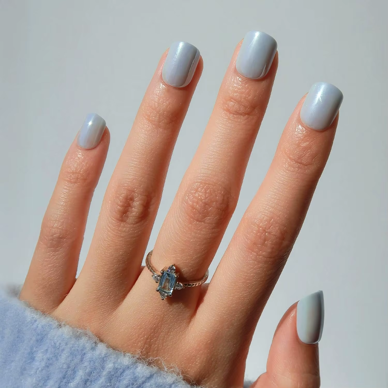 Faux ongles courts en forme d'amande avec pointes françaises à pois, finition brillante | Qualité de