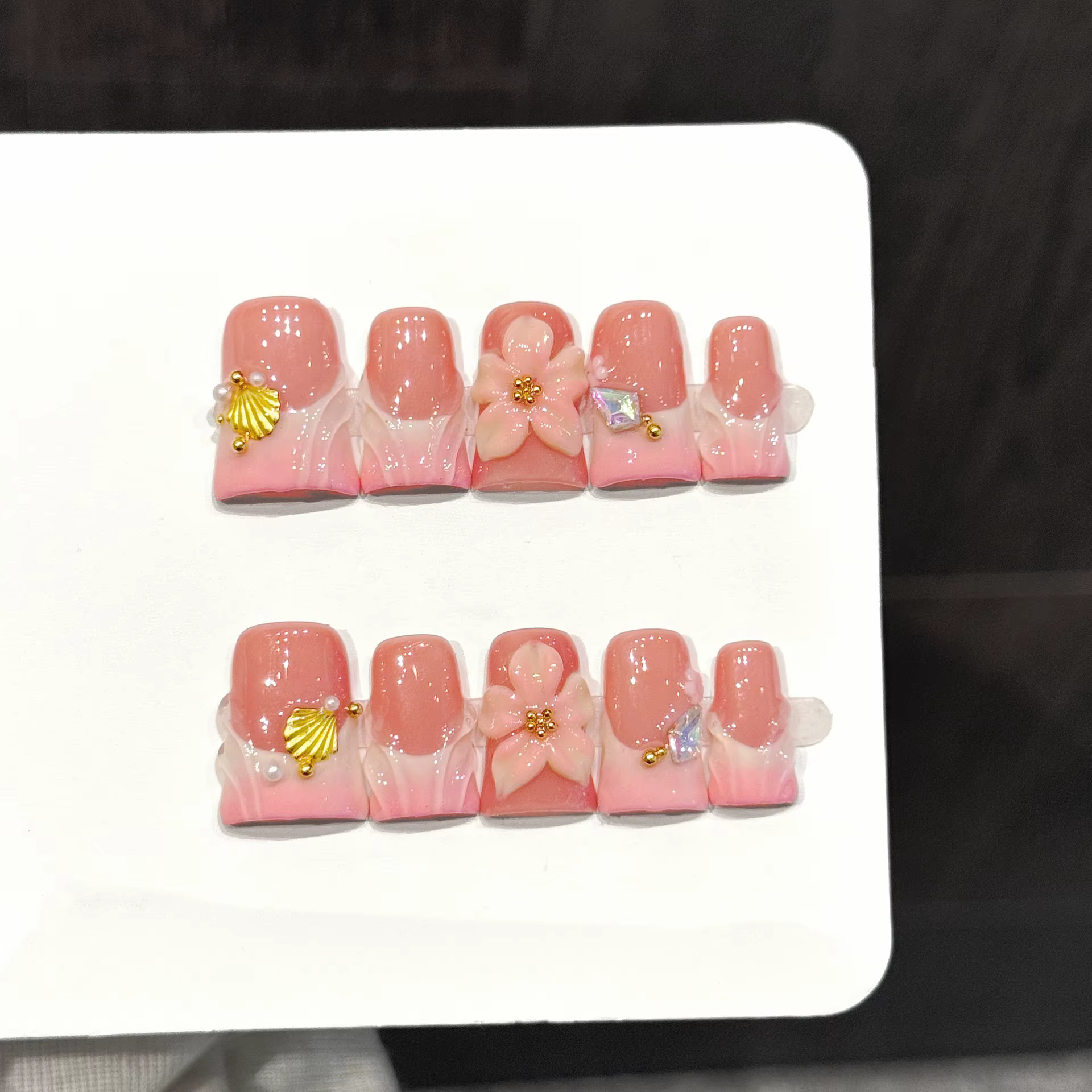10 pièces d'ongles artificiels pressés à la main, jolis faux ongles, fleurs roses, coquilles dorées,