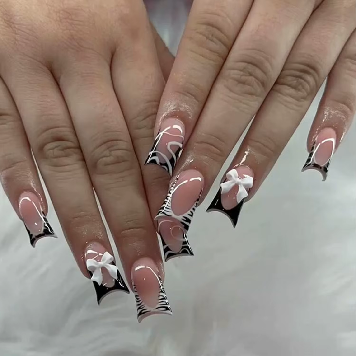 24 faux ongles roses imprimé léopard, style French, à presser, forme bec de canard, avec diamants, m