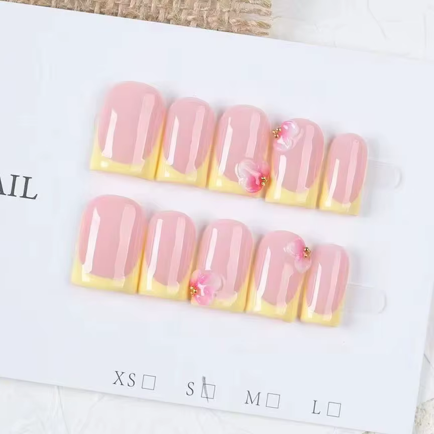 10 faux ongles courts carrés faits à la main, style français jaune crème, style doux et féminin, cou