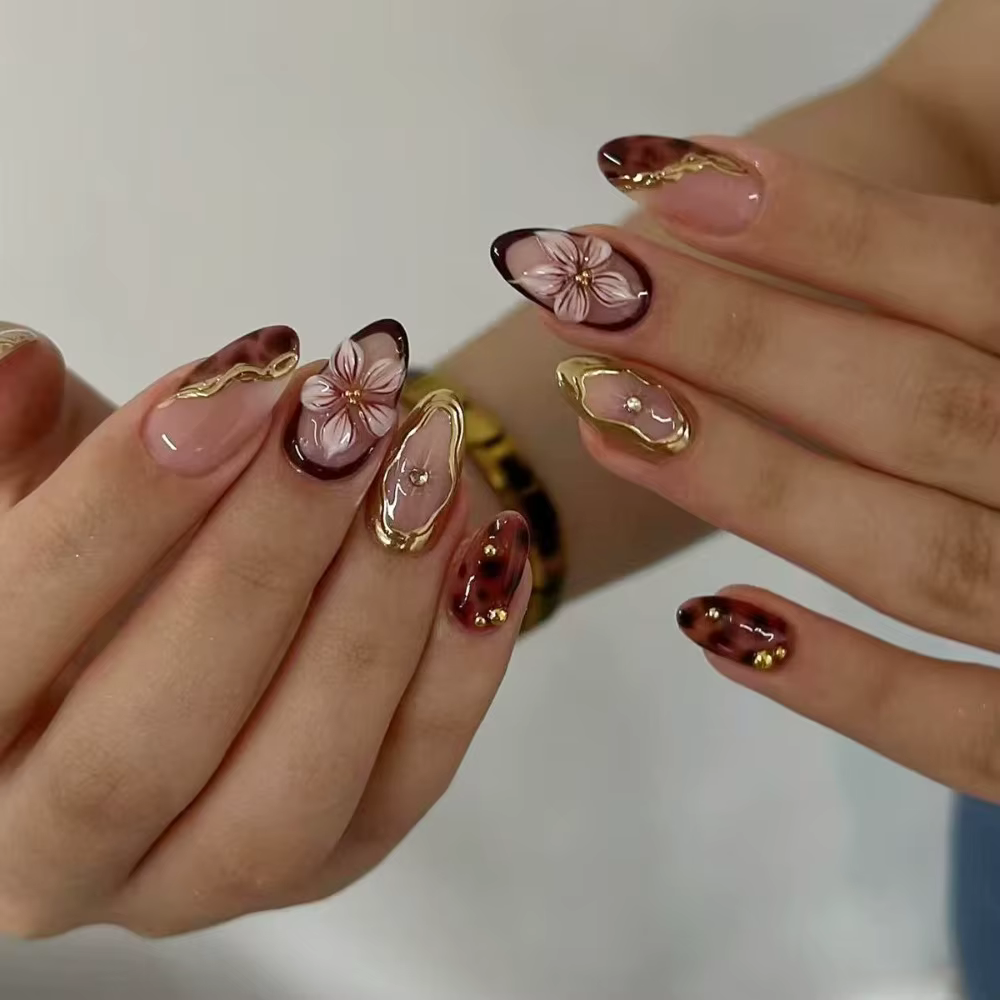 Manucure longue amande faux ongles français Aurora presse sur ongles dorure fleur tomate détachable