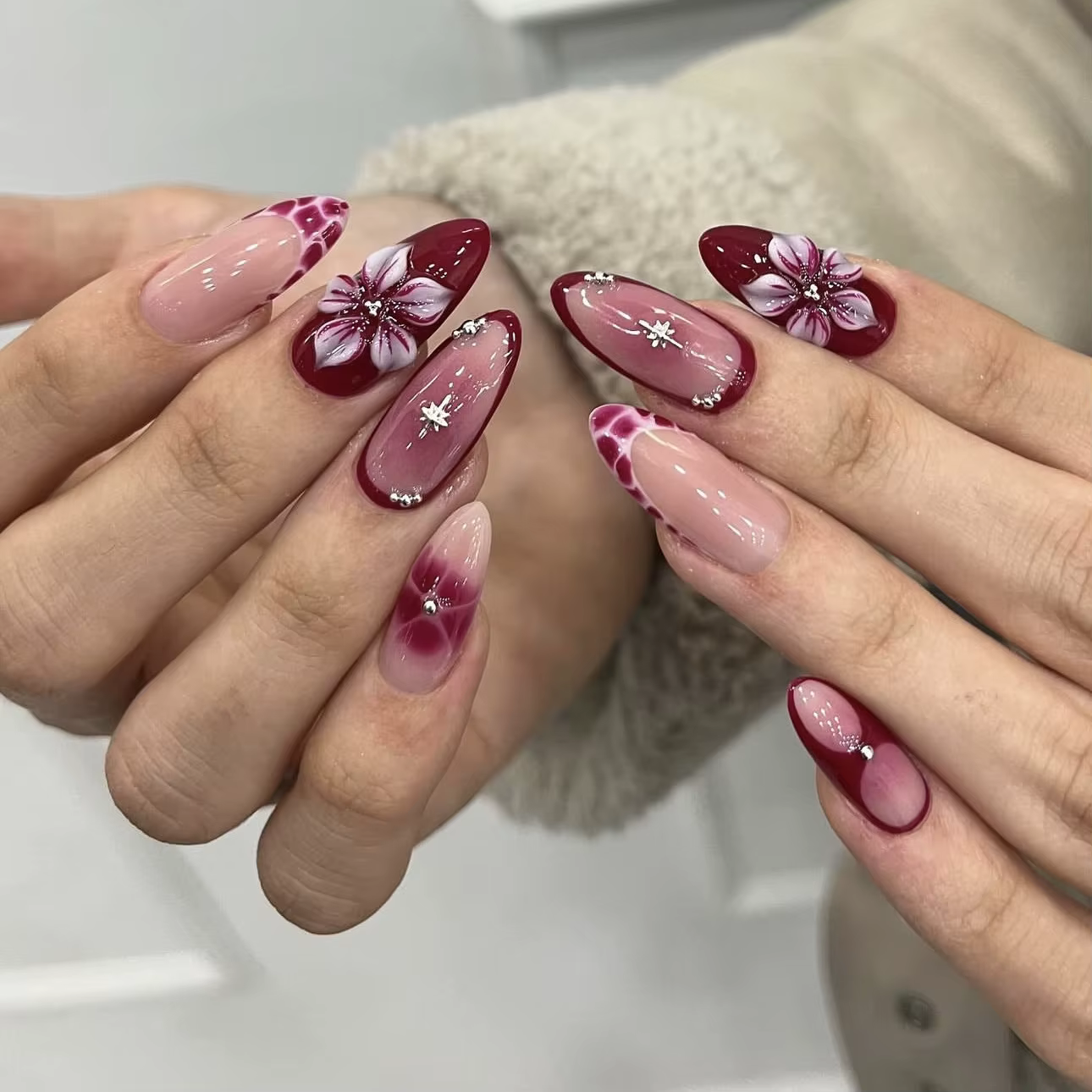 Faux ongles 3D pour femmes et filles, fleurs ébouriffées, perles métalliques dorées et argentées, de