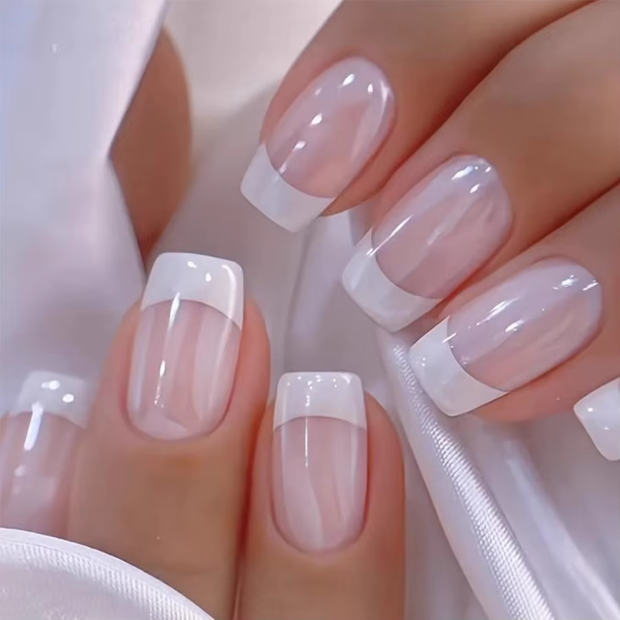 Faux ongles courts et moyens pour femmes et filles, style français minimaliste avec bordure blanche,