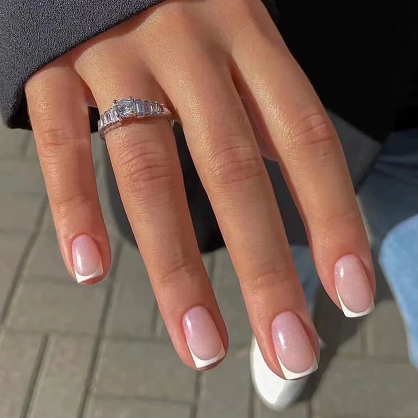 24 pièces d'ongles minimalistes français courts avec 1 gelée et 1 lime à ongles