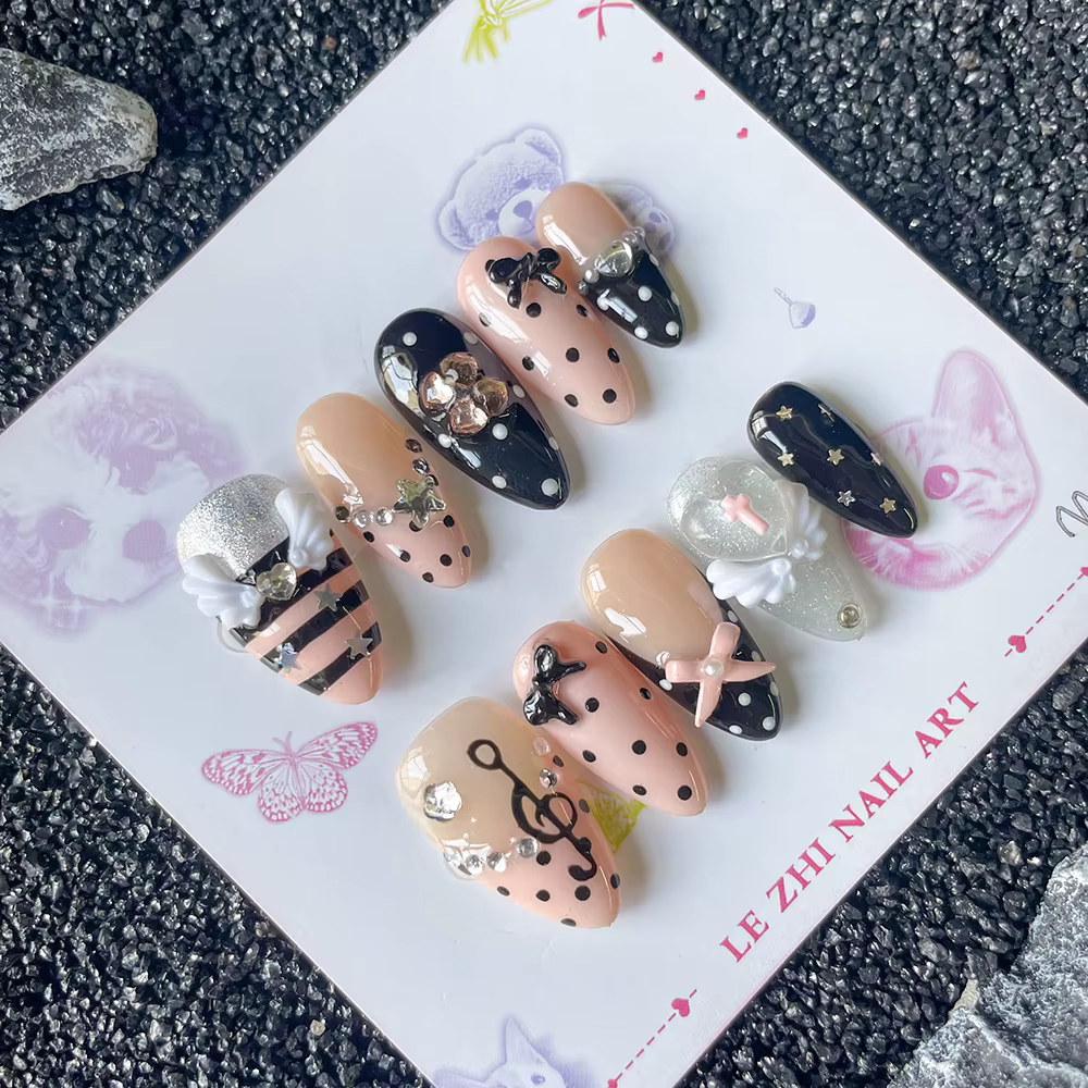Ongles à presser longs en amande, faits main, motif pois roses et notes de musique, avec perles, éto