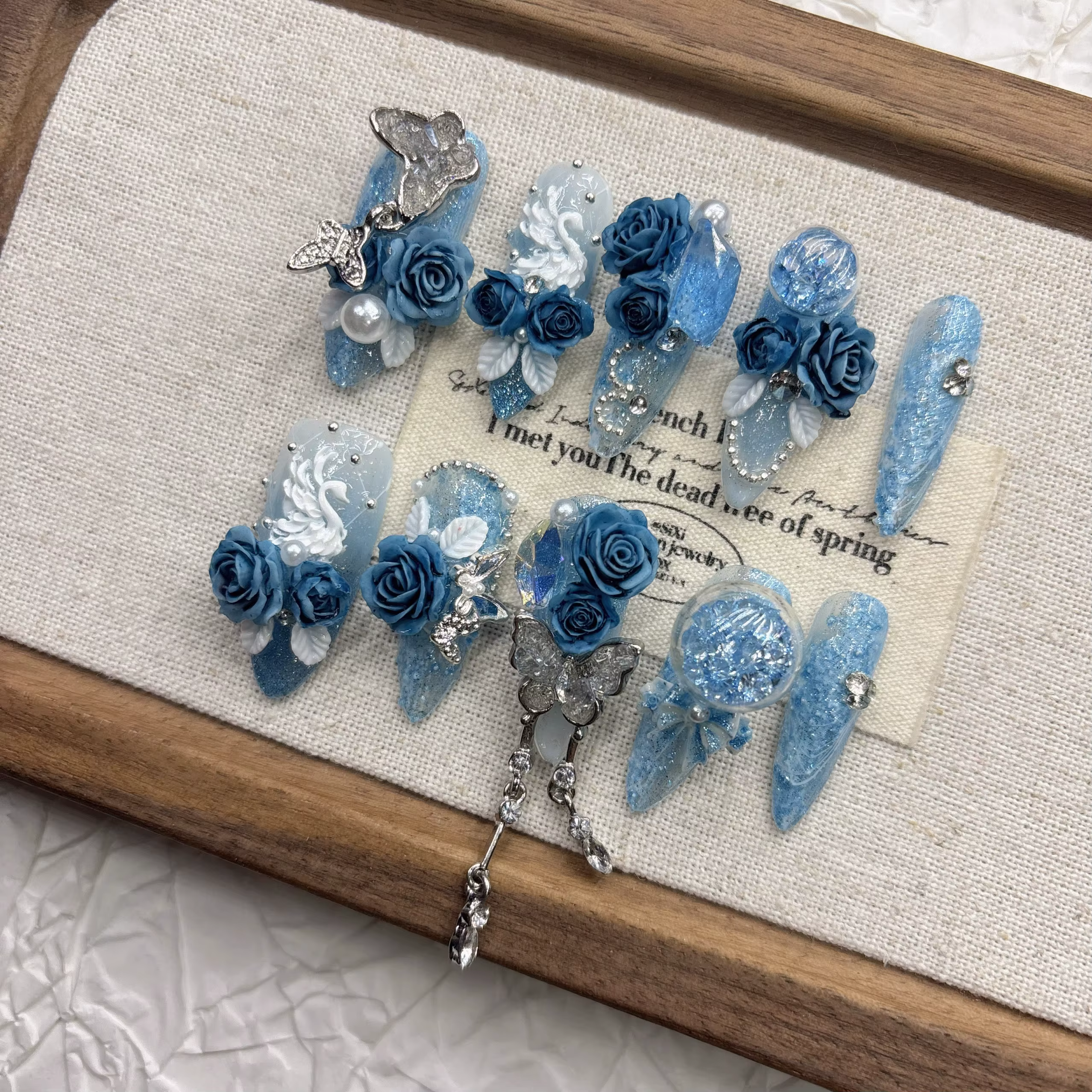 Ongles en gel Fairy Princess : Rose bleue 3D, papillon en cristal, chaîne argentée sur bleu glace om