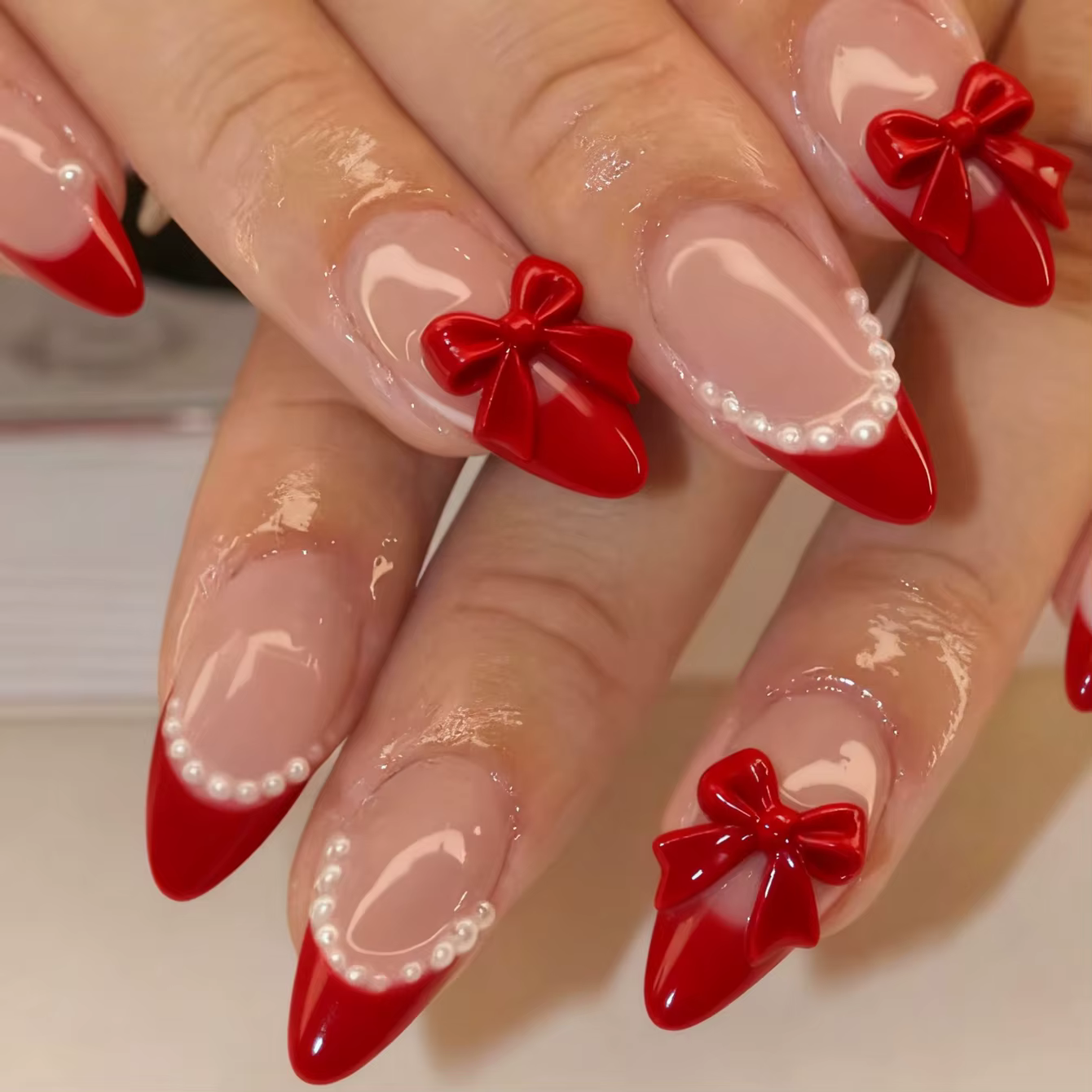 Faux ongles français en amande, 24 pièces, avec nœud rouge et Design de perles blanches, faux ongles