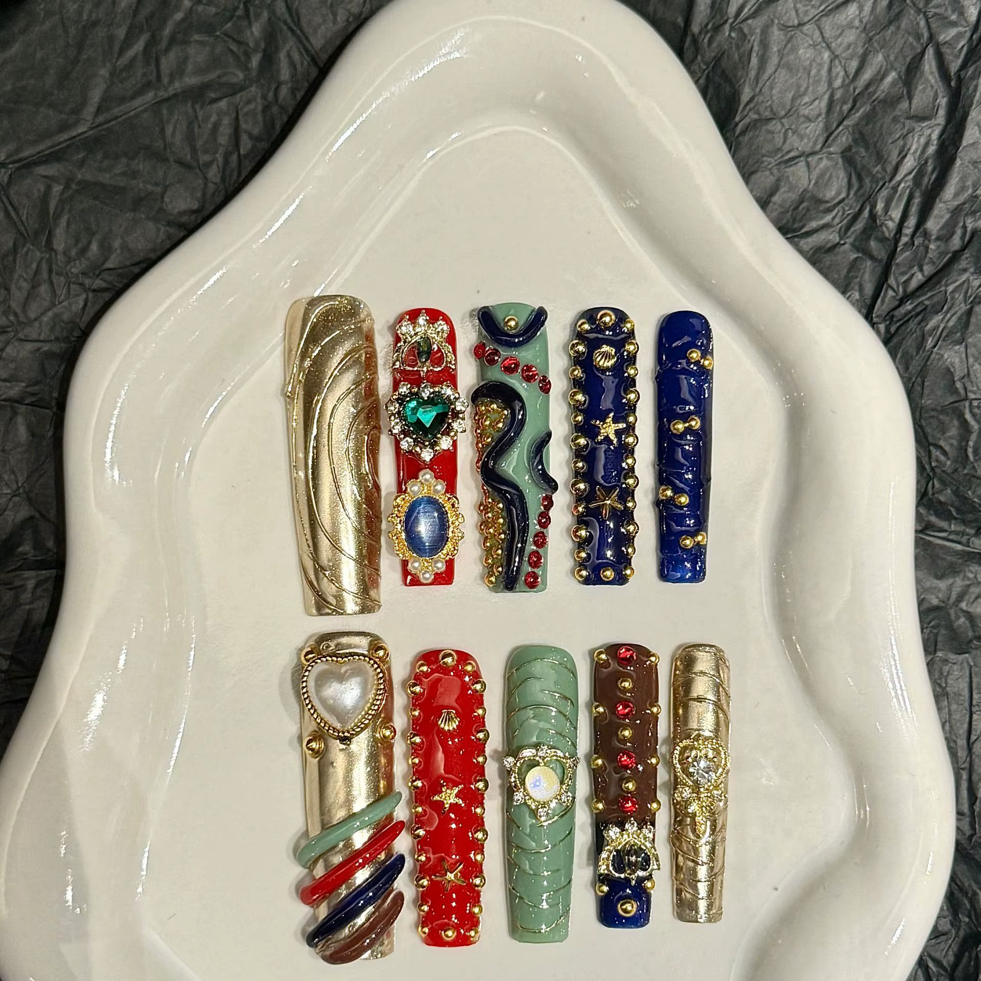 Presse faite à la main sur les ongles Design en cristal complet Style Baroque faux ongles métal lour