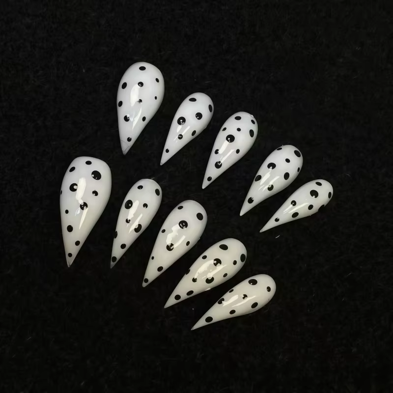 10 faux ongles classiques noirs et blancs à pois, style long, avec des pois dessinés à la main, ense