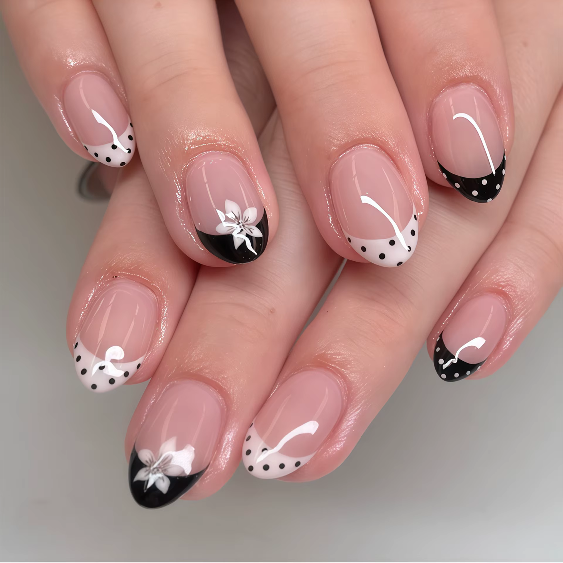 24 ongles carrés courts faits à la main. Base nude transparente avec des pois noirs et blancs à la f