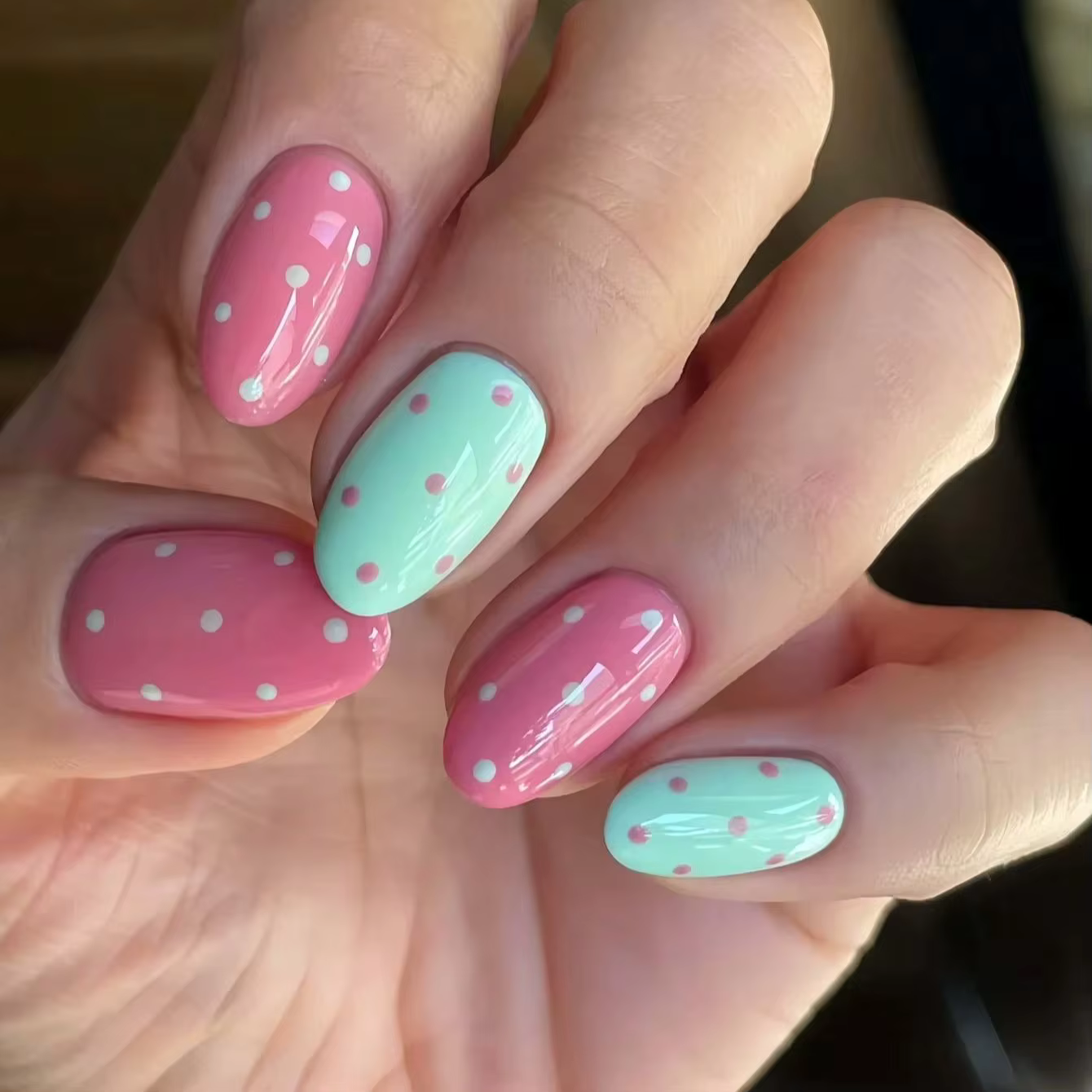 10 faux ongles courts ovales à presser, longueur moyenne, en rose et menthe, avec motifs à pois pein