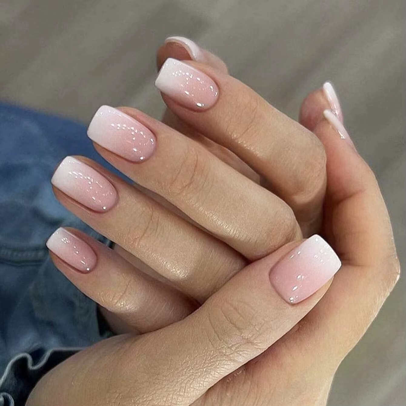 24 pièces d'ongles courts dégradés français avec 1 gelée et 1 lime à ongles