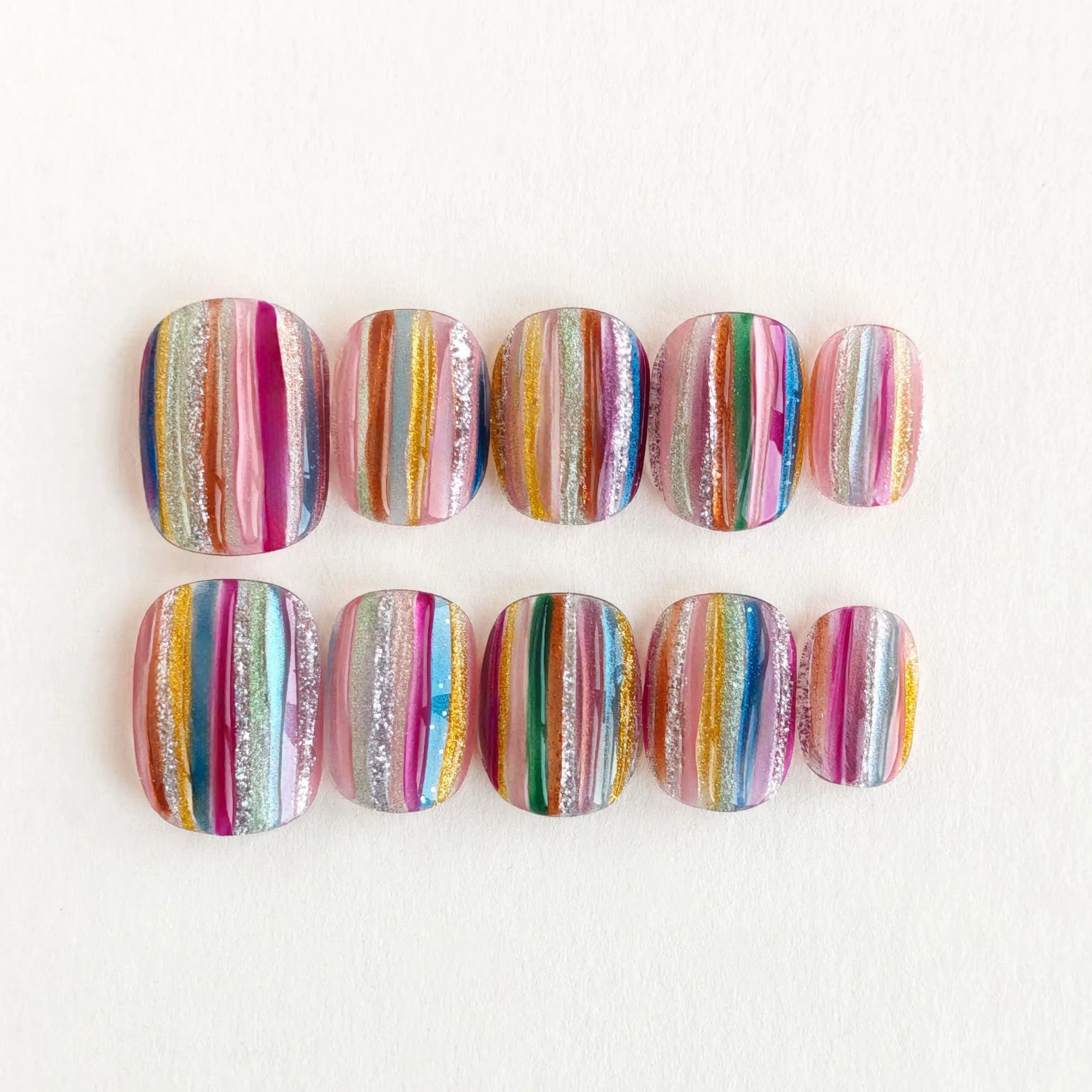 10 faux ongles carrés courts pastel à rayures arc-en-ciel scintillantes, faits à la main, colorés et