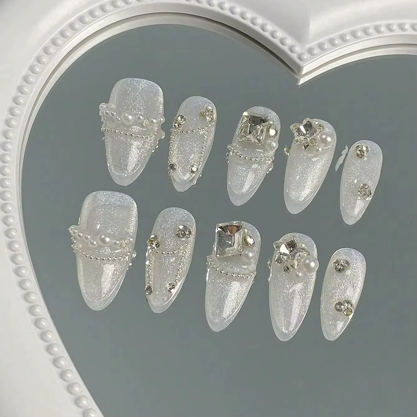 10 faux ongles en forme d'amande de longueur moyenne, aux tons nude mélangés et lumineux, livrés ave