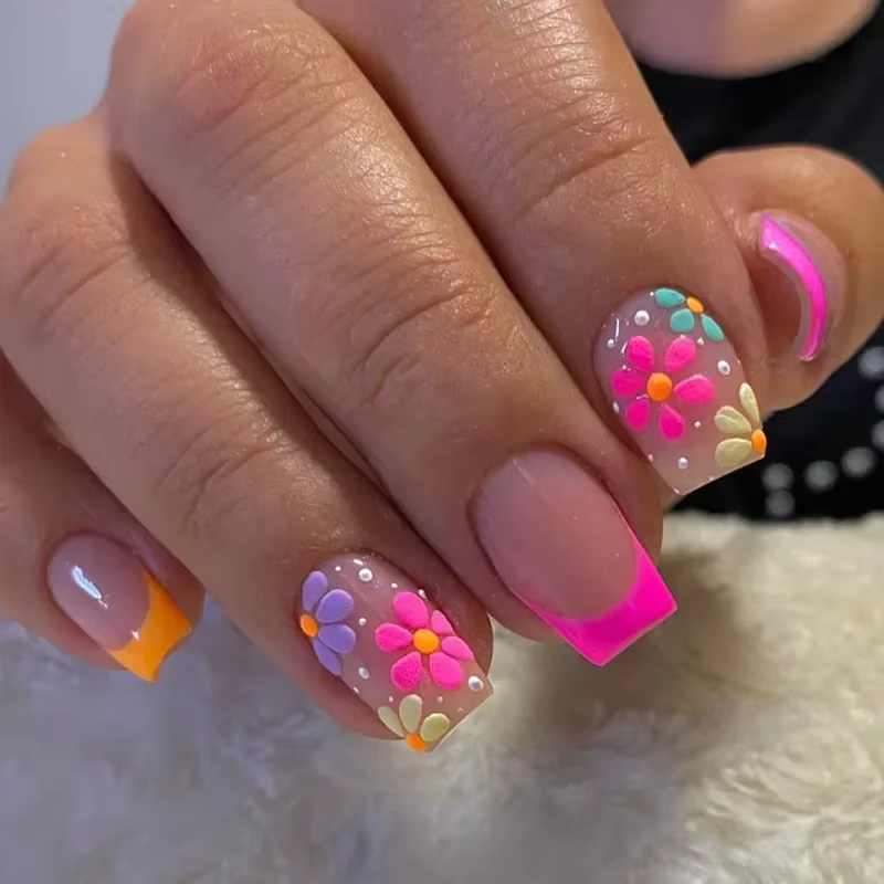Faux ongles français courts et carrés simples, 24 pièces, à pression sur fleurs colorées, couverture