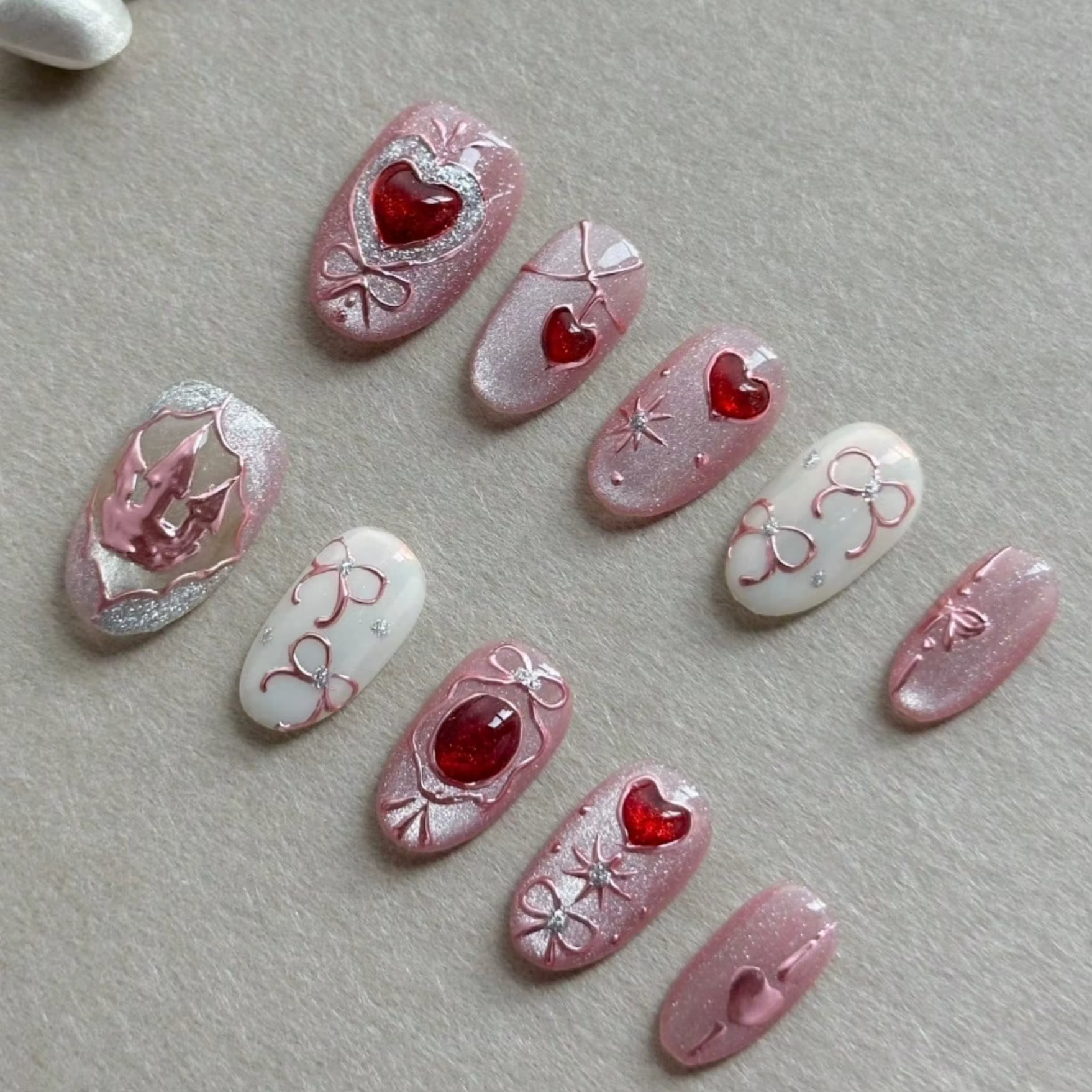 Dix faux ongles ovales élégamment pressés à la main, avec un charmant motif cœur 3D rose et blanc, p