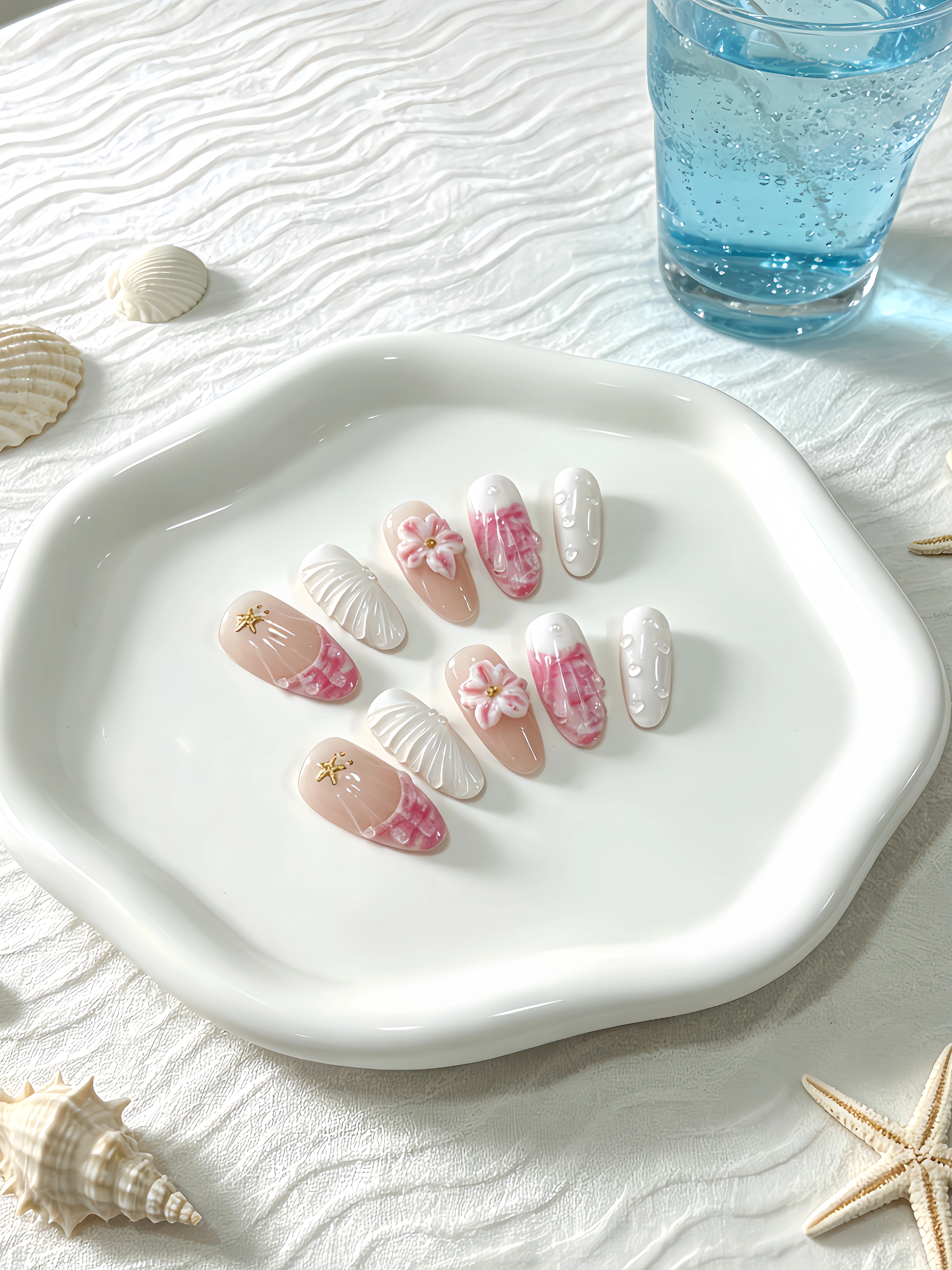 10 faux ongles de taille moyenne en forme d'amande, aux couleurs principales blanc laiteux, rouge ro