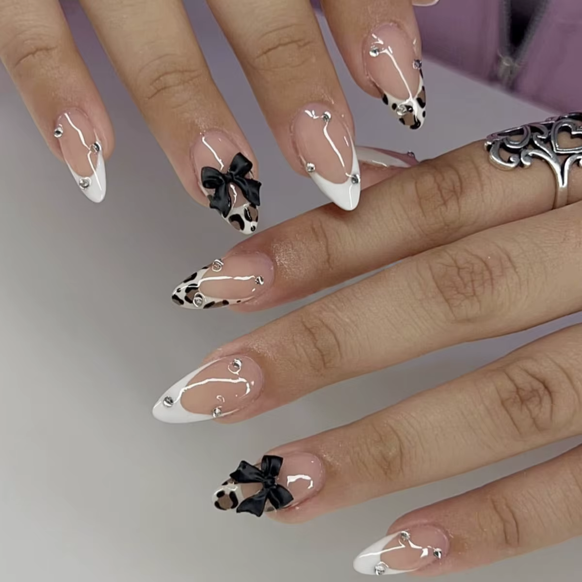 Lot de 24 faux ongles amande français marron mi-longs à presser, avec pois blancs, nœud 3D et perles