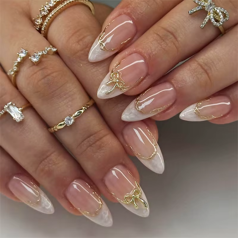 Faux ongles moyens pour femmes et filles, style amande française, nude et blanc, avec bandes dorées 