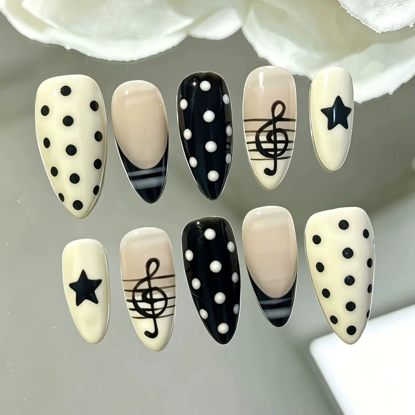 10 faux ongles en forme d'amande pressés à la main, magnifiques faux ongles, motif pois noirs sur bl