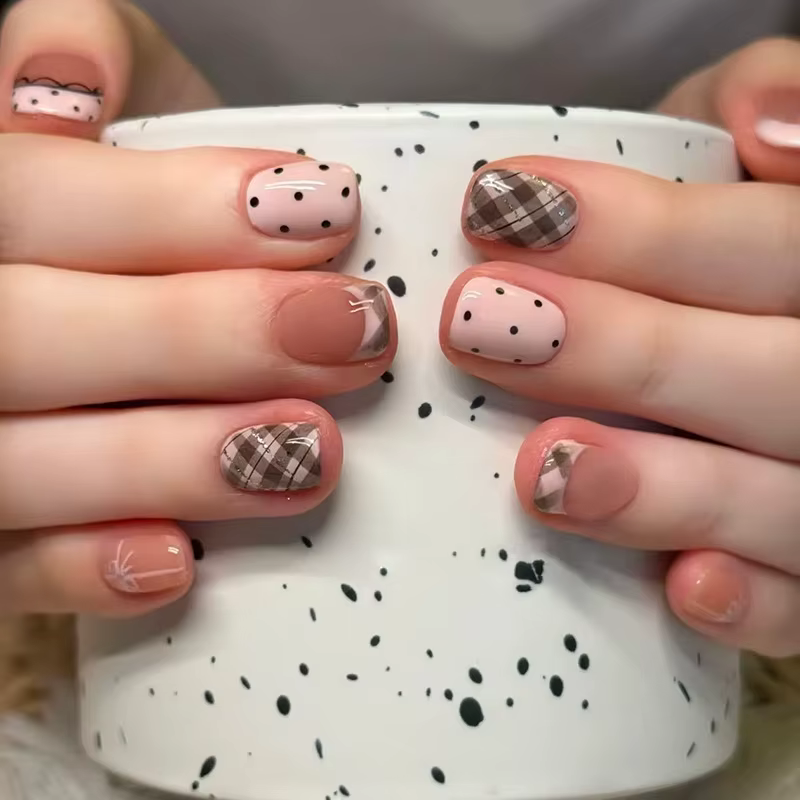 24 faux ongles courts carrés roses avec colle, motif à pois noirs simples, style français, ongles te