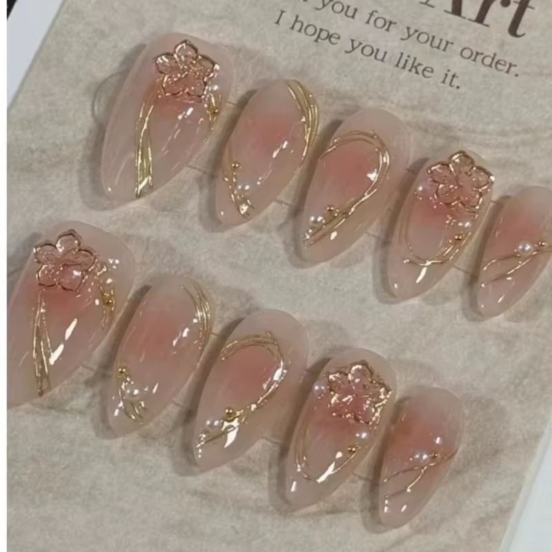 Pièces de Nail Art en forme d'amande faites à la main, incrustées de bandes de fleurs dorées détacha