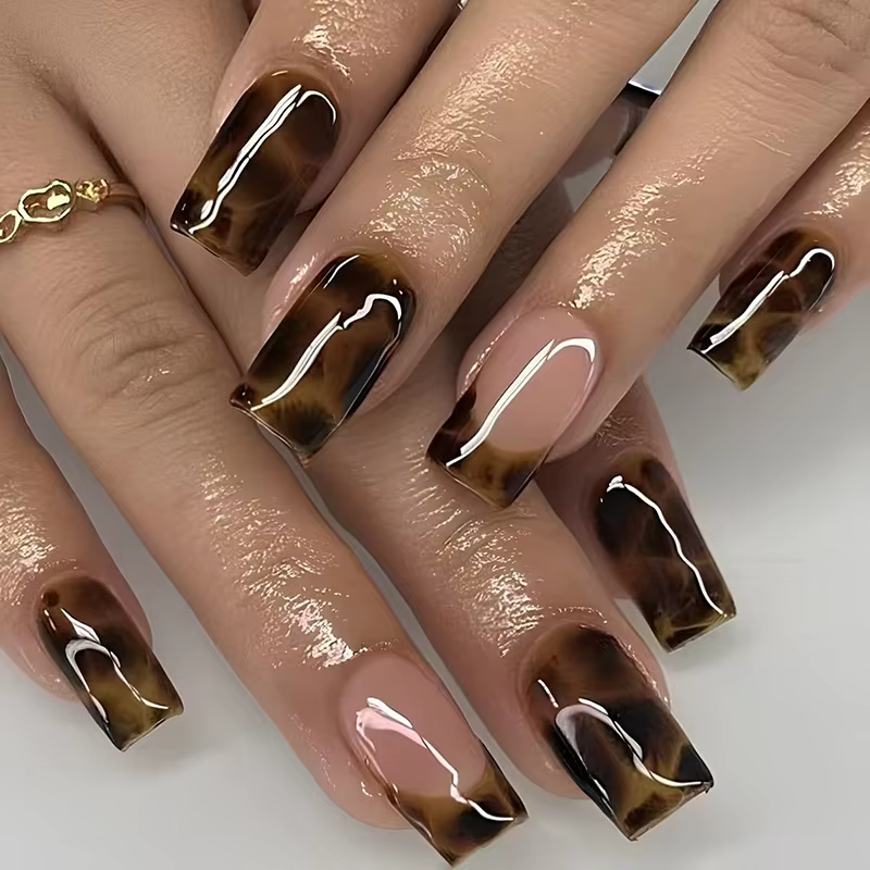 Ensemble complet de 24 faux ongles carrés moyens - conçu avec un motif français imprimé léopard marr