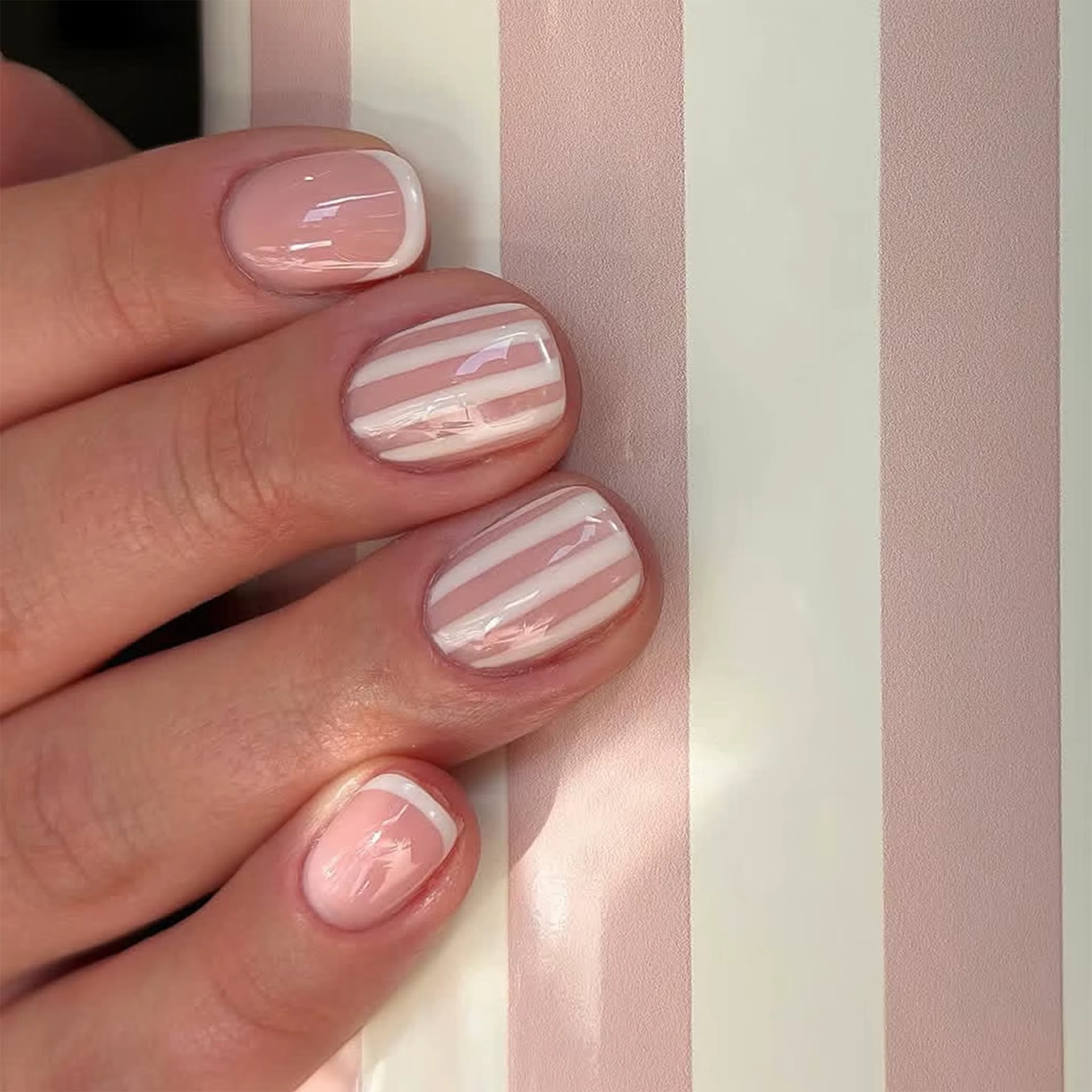24 faux ongles courts carrés blancs simples à presser, style French, avec rayures, couleur unie, dég