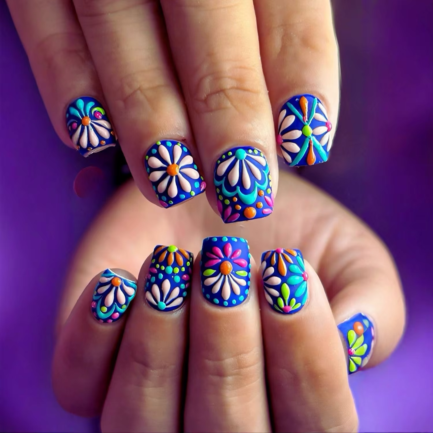 Faux ongles courts et moyens pour femmes et filles, pointes carrées, fleurs roses, bleues et blanche