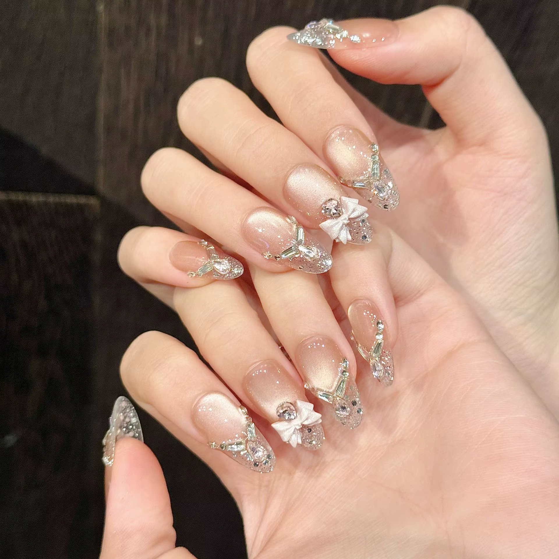 Faux ongles en amande moyenne, couleur chair, rose, doux, Nail Art, amour, diamant artificiel, décor