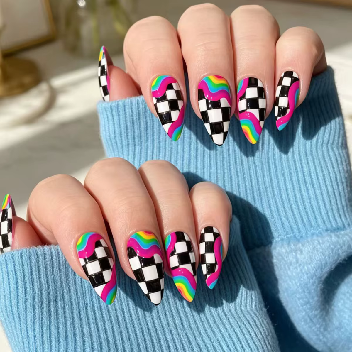 24 faux ongles en forme d'amande à presser, adaptés aux mains et aux pieds, courts, motif damier noi