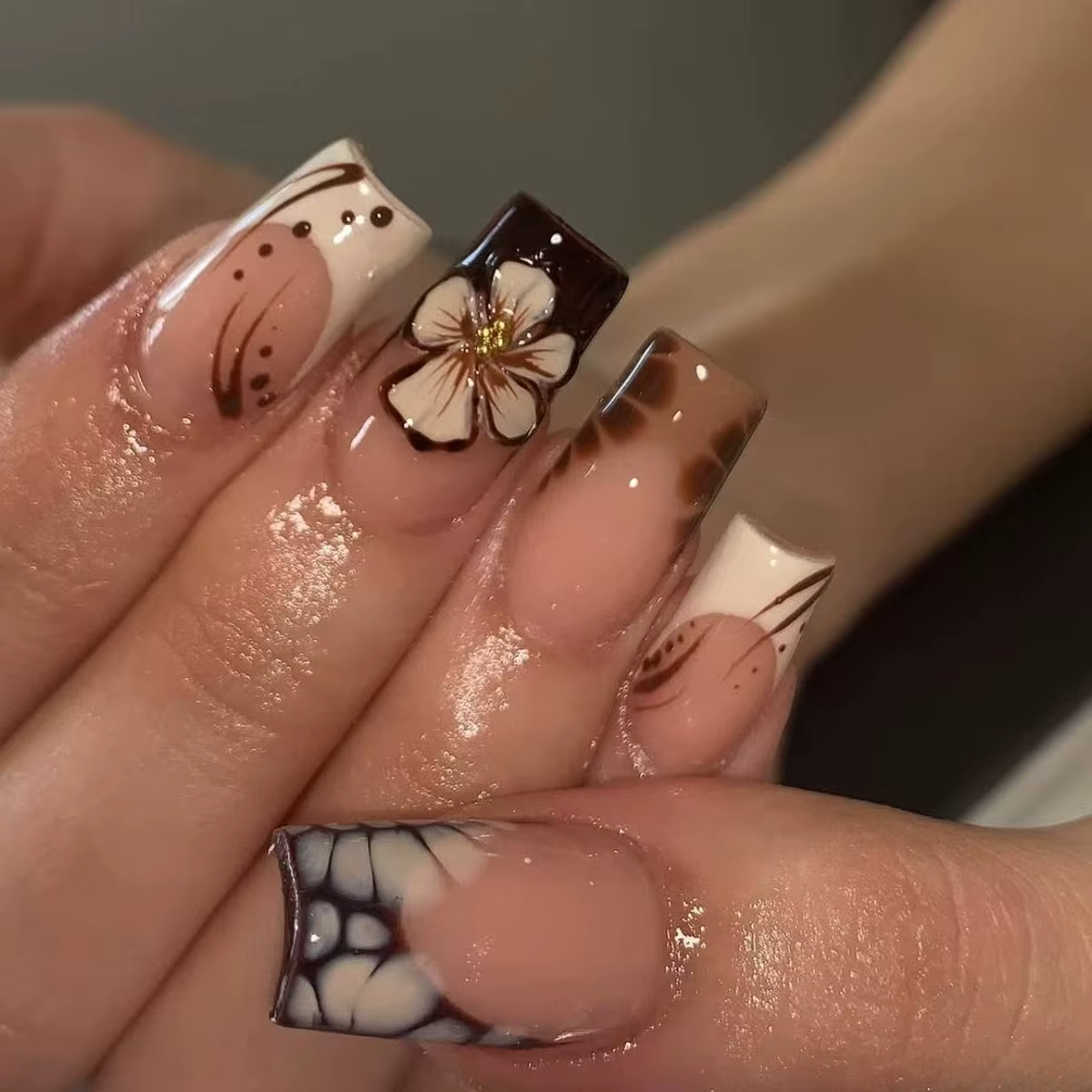 Faux ongles à pression marron carrés moyens avec motifs bâton de fleurs sur les ongles faux ongles f