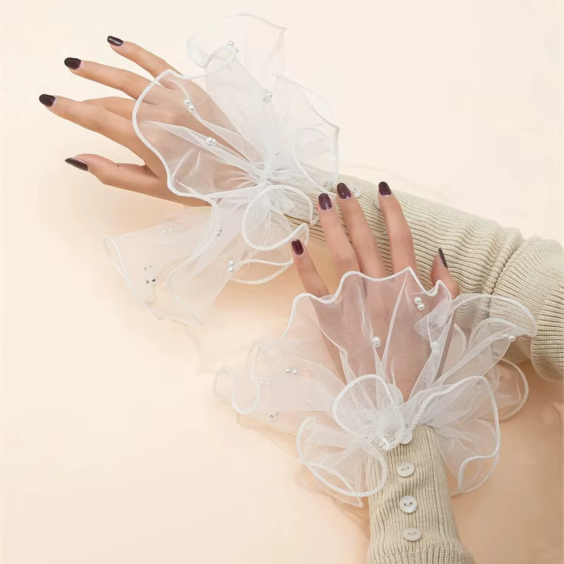 Nail art arrière-plans blancs décoration de perles manches de poignet amovibles décor de séance phot