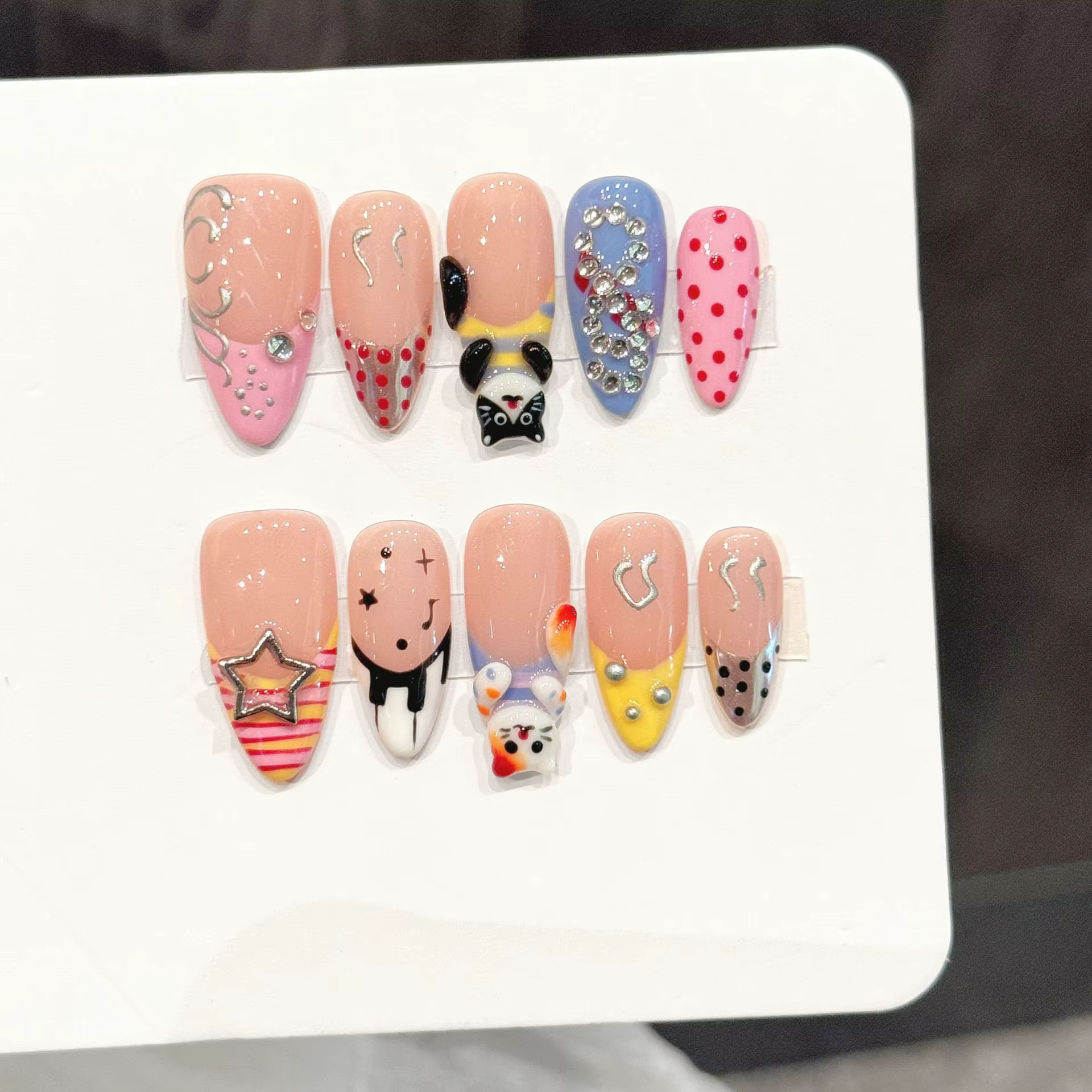 10 faux ongles en amande faits à la main, style à pois couleur chair, adaptés aux festivals, aux fêt