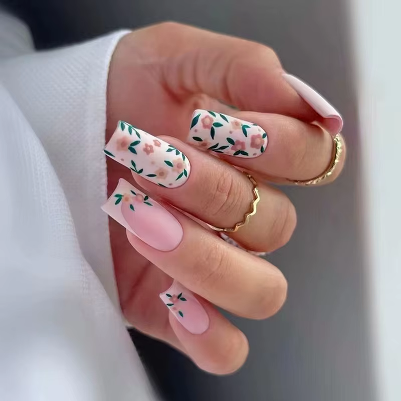 Faux-ongles mi-longs pour l'été et le printemps, 24 pièces/ensemble, jolis motifs de fleurs et papil