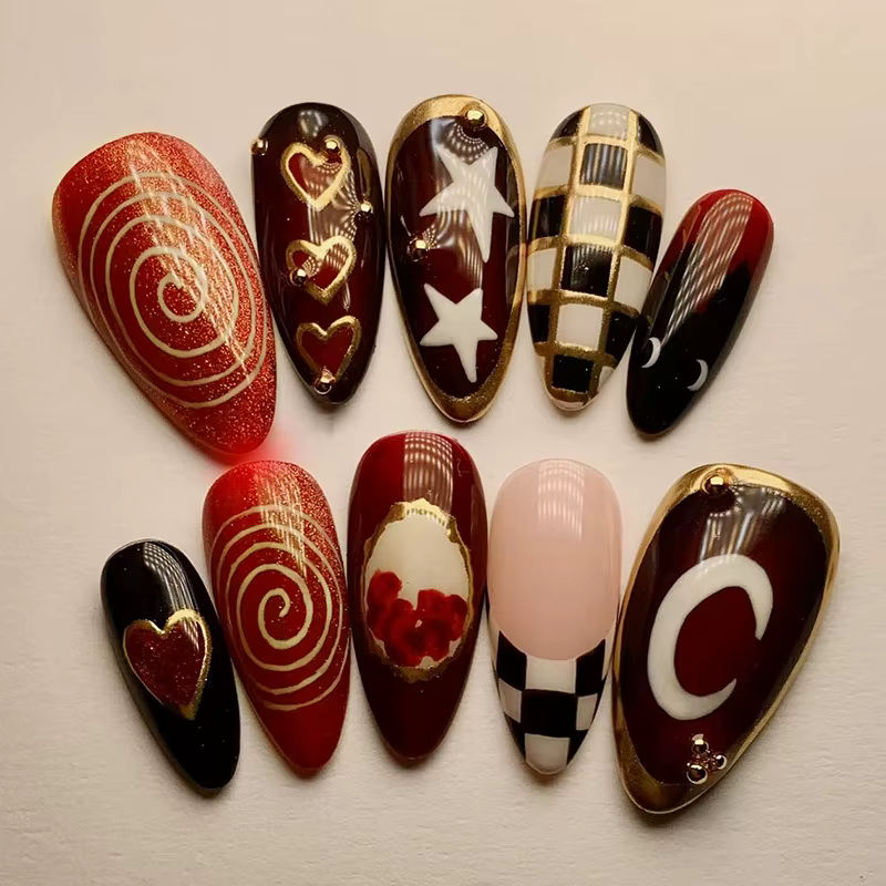 24 faux ongles noirs motif lune et étoile avec carreaux marron, tourbillon doré et cœur, forme amand