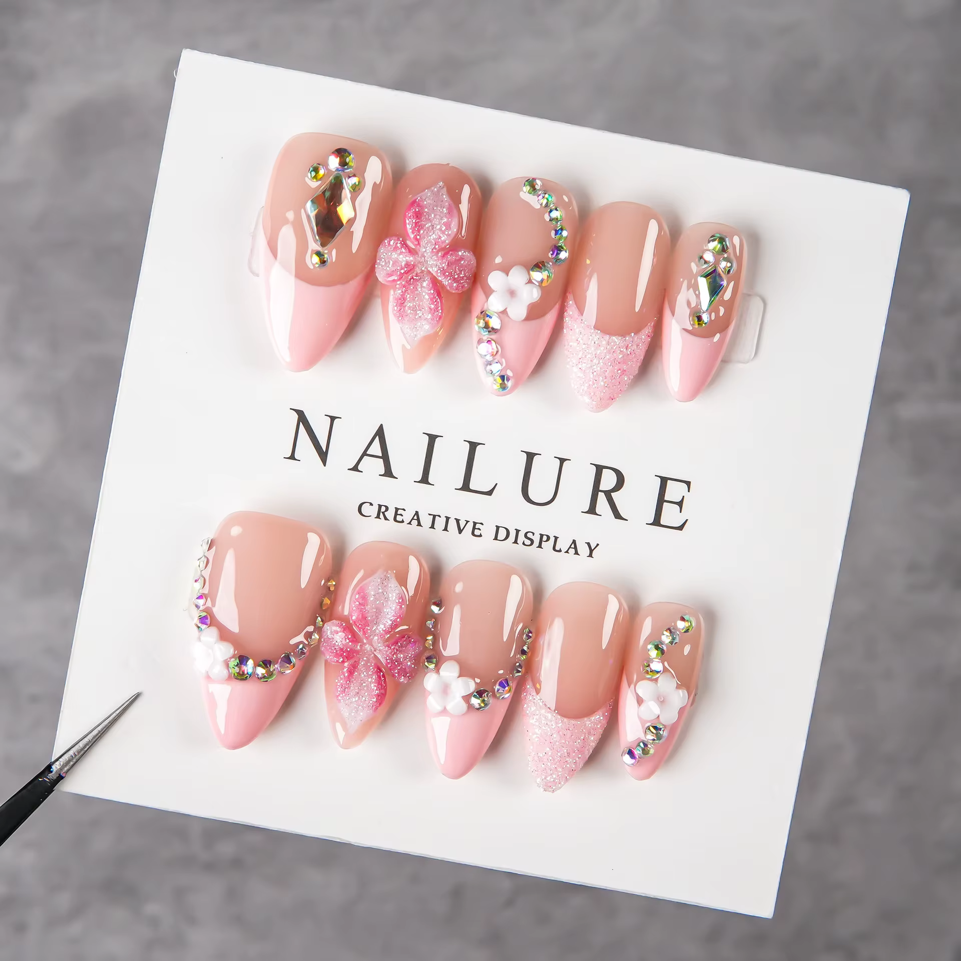 Faux ongles à presser couleur nude amande, style French, avec papillon rose 3D, fleur et strass AB s