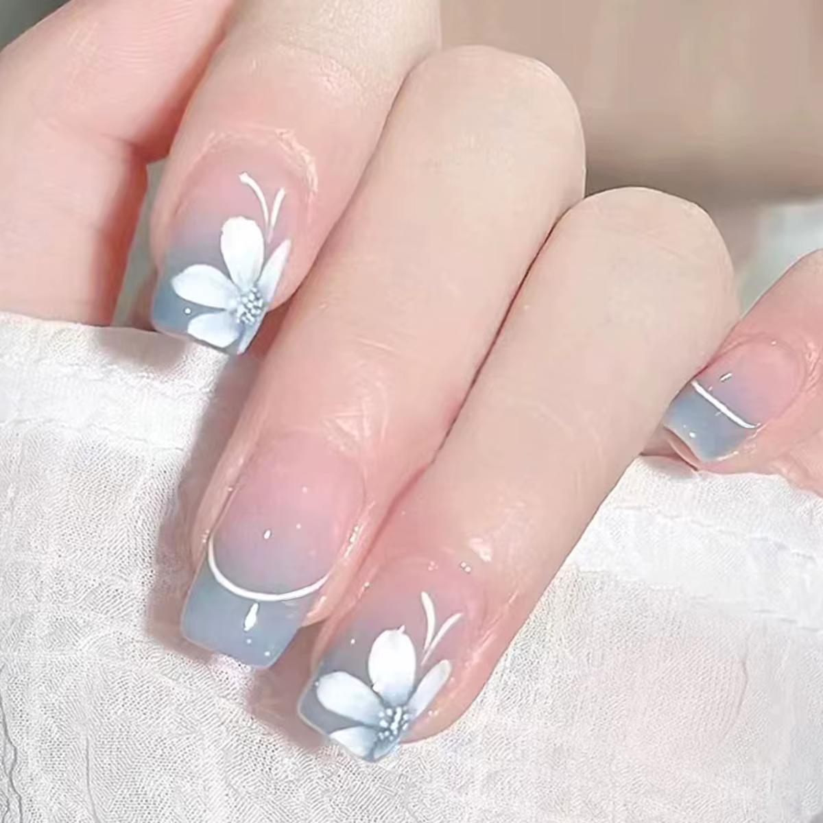 Faux ongles courts et moyens pour femmes et filles, style français, pointes carrées, dégradé bleu-ve