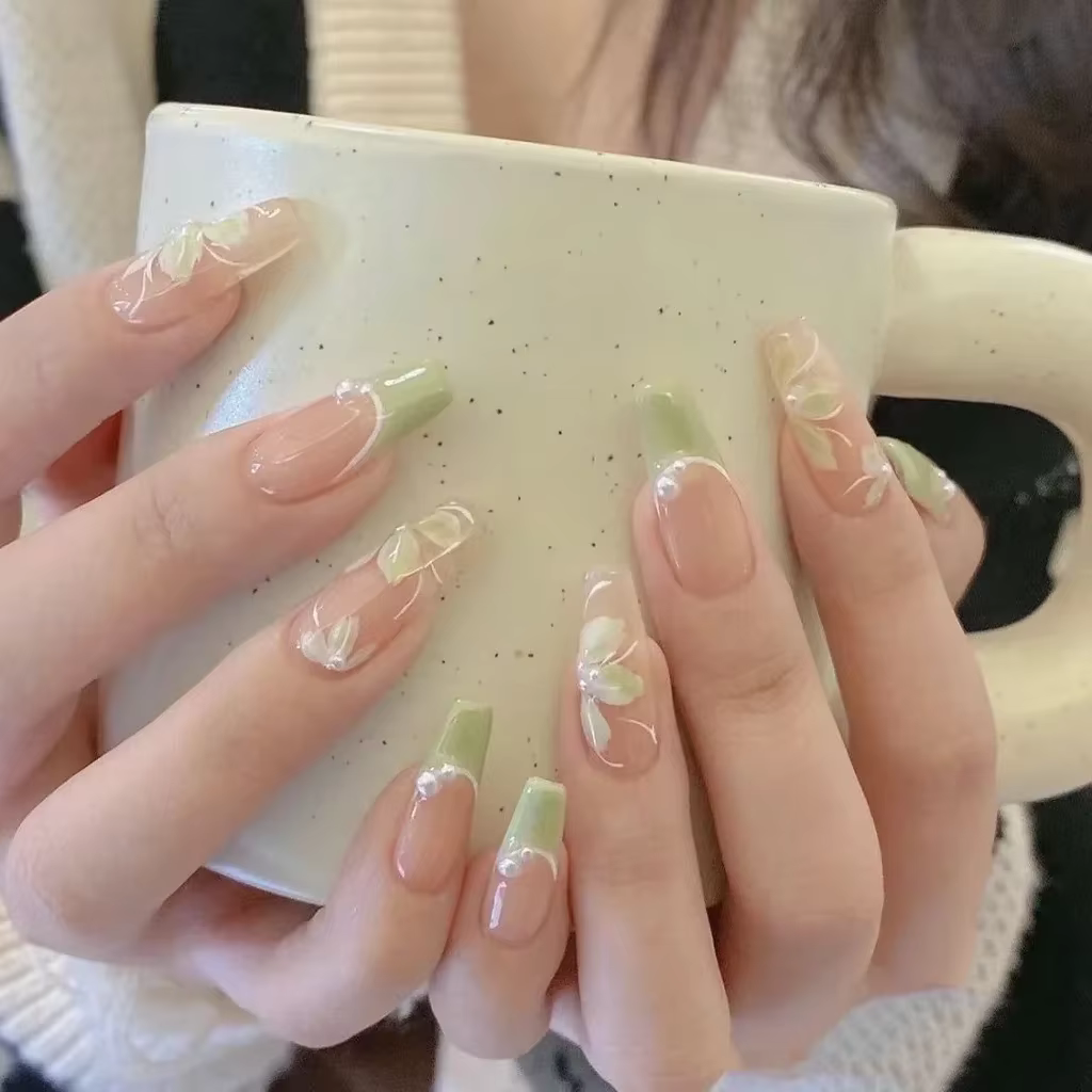 Faux ongles printaniers délicats couleur menthe vert clair, transparents, à poser, avec perles, pour