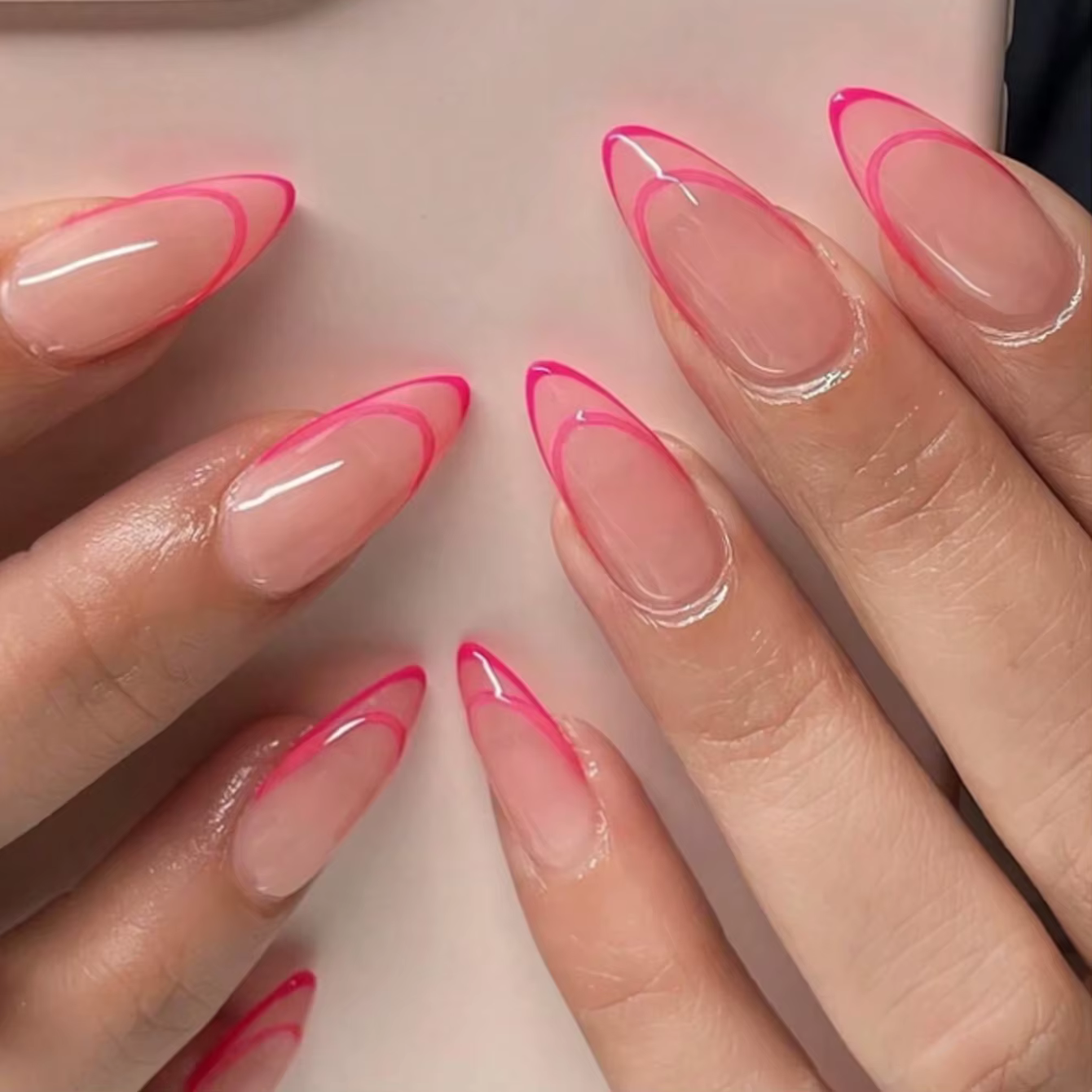 Faux ongles carrés courts rose chair, lignes dorées, design d'amour, ensemble d'ongles à couverture 