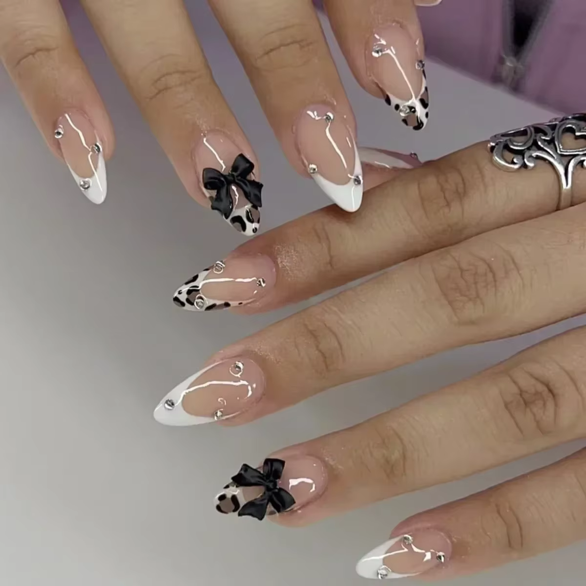 24 pièces français amande presse sur ongles imprimé léopard faux ongles 3D arc portable ongles à col