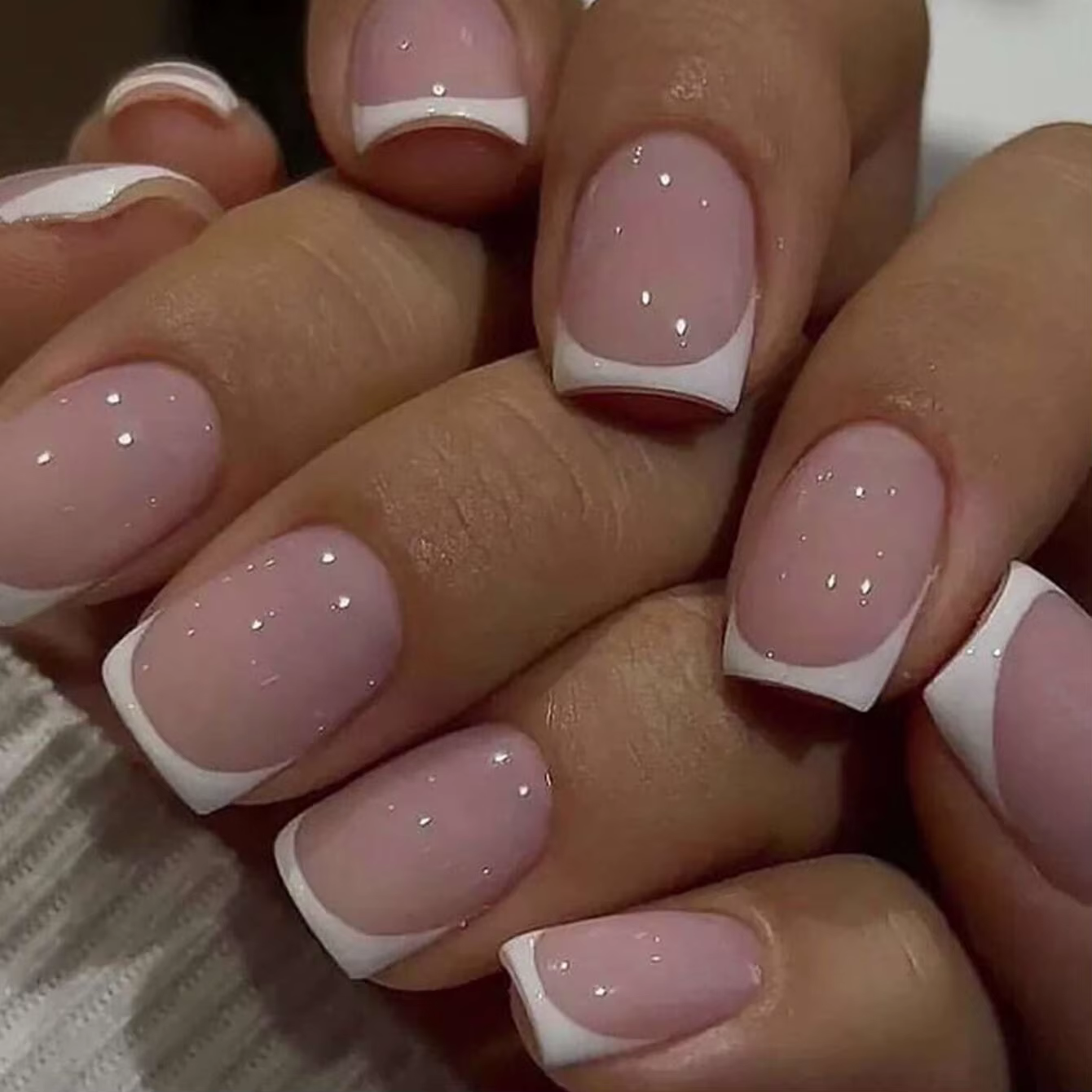24 pièces d'ongles minimalistes français courts avec 1 gelée et 1 lime à ongles