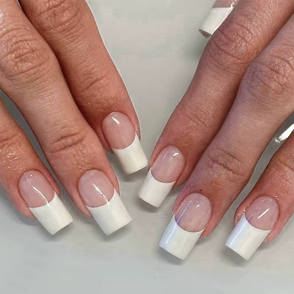 Manucure à charme Simple 24 pièces faux ongles français blancs couleur chair longueur moyenne presse
