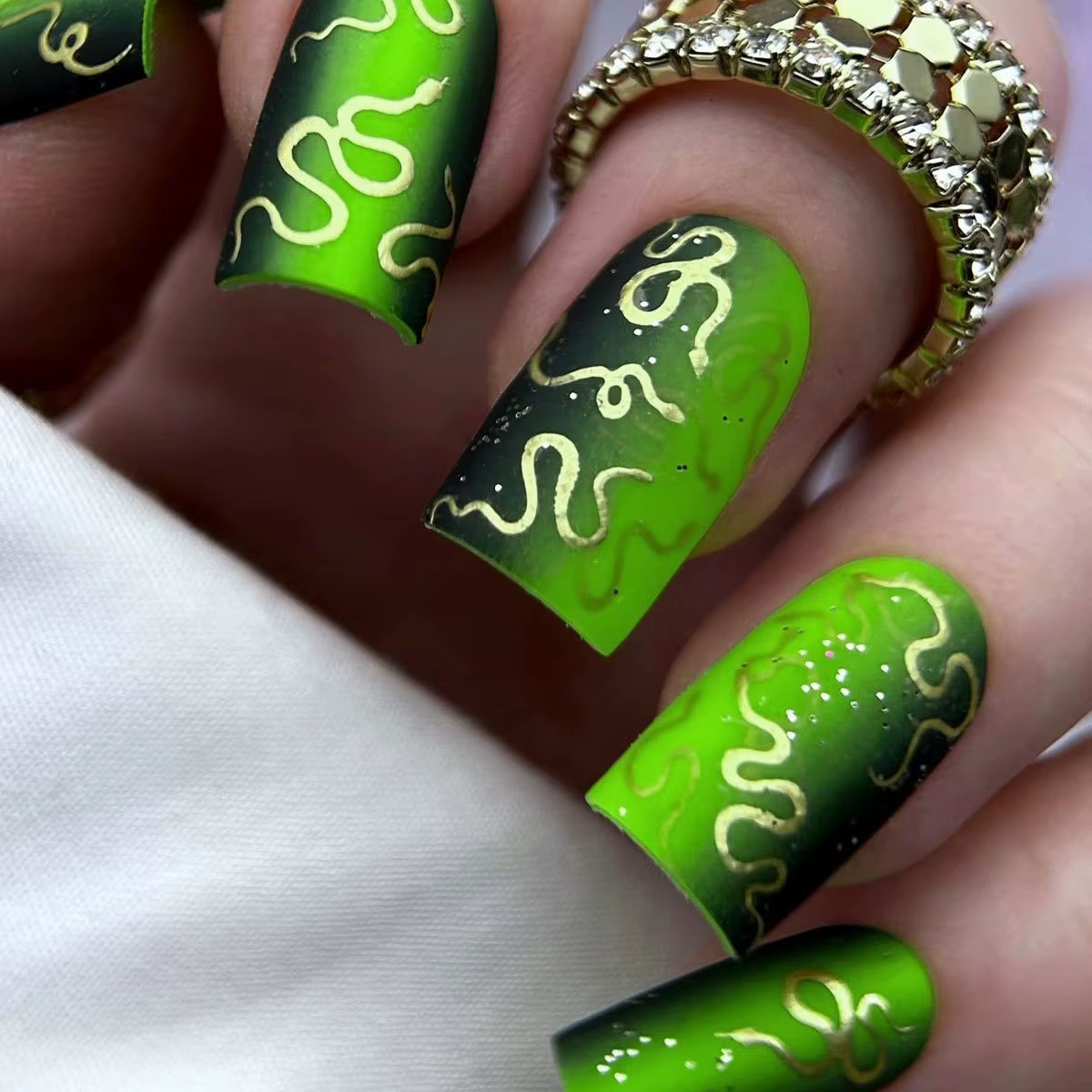 24 pièces/ensemble faux ongles mi-longs pour femmes filles Y2K dégradé violet bleu jaune vert carré