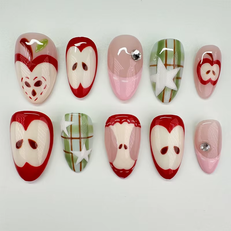 24 faux ongles à presser vert mignon motif pomme et amande, avec motifs à carreaux rose doux et pois
