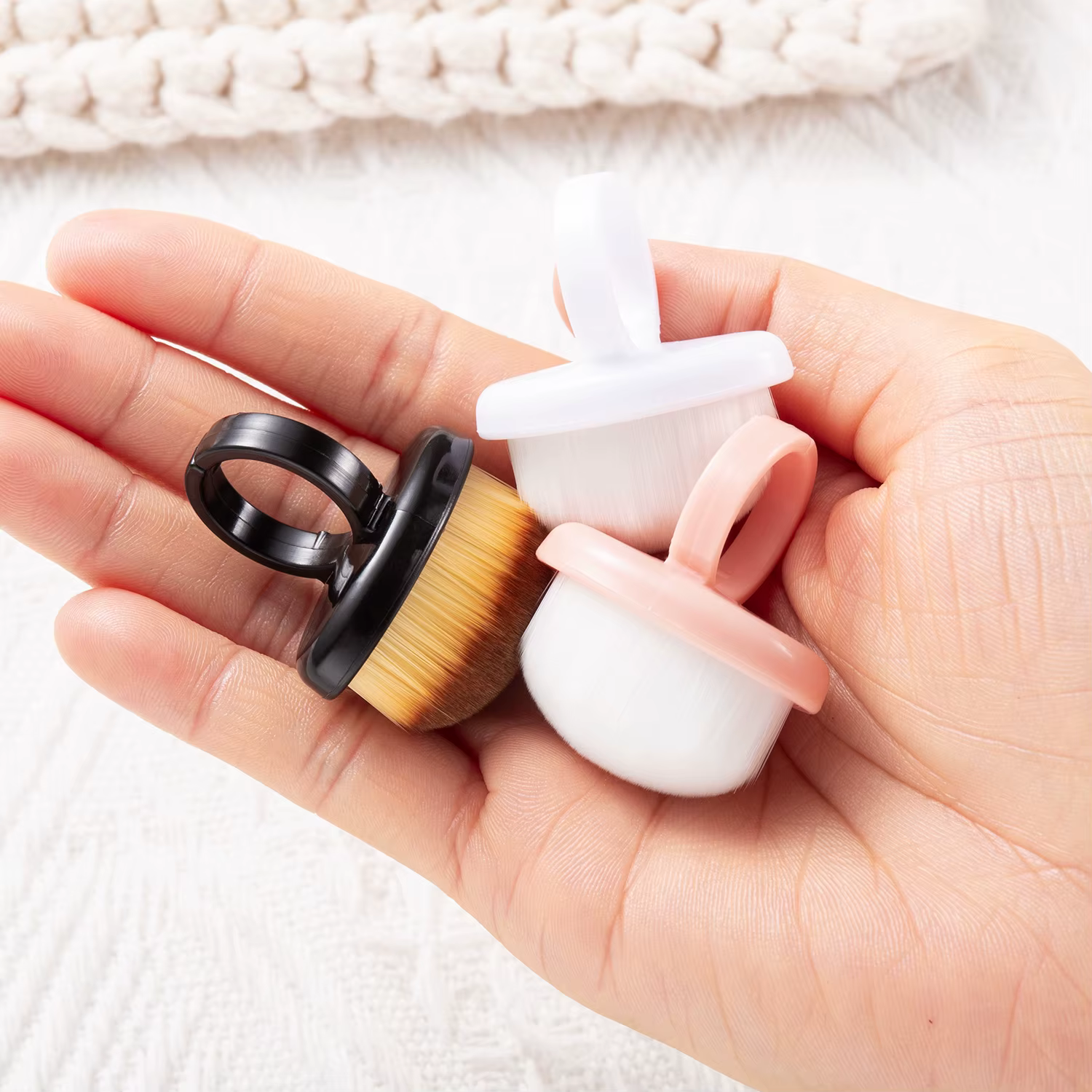 Brosse de nettoyage de la poussière de manucure, plumeau d'anneau de doigt, cheveux doux, vernis à o