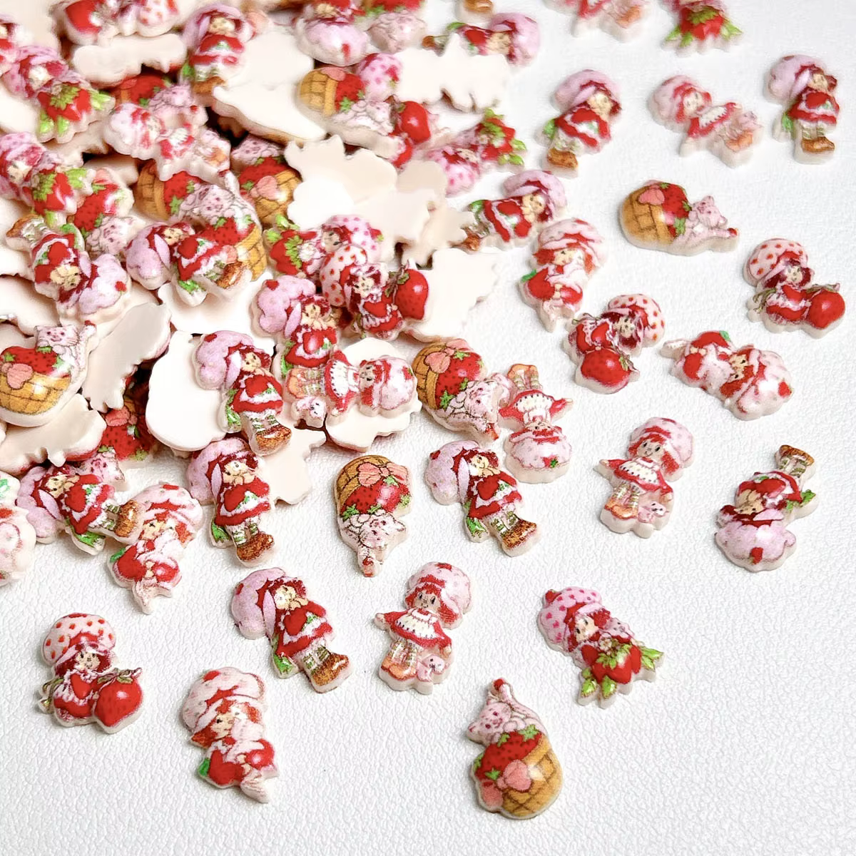 30 pièces simulé dessin animé mignon fraise fille résine ongles breloques 3D créatif doux fraise cha